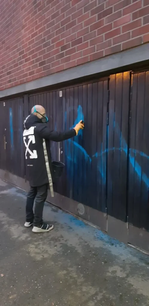Graffitien poisto suomessa: Kuinka poistaa töhryt vahingoittamatta pintaa