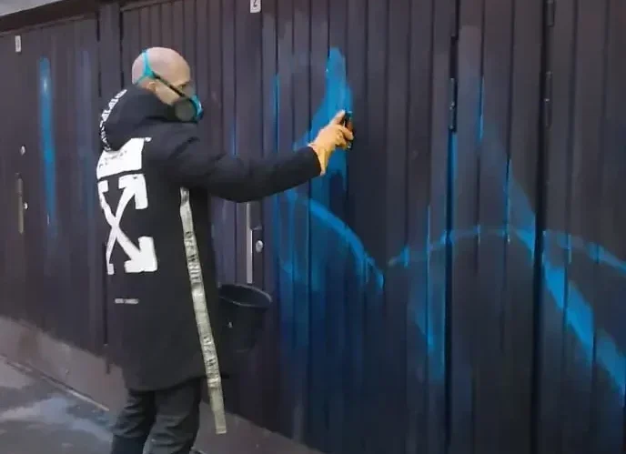 Graffitien poisto suomessa: Kuinka poistaa töhryt vahingoittamatta pintaa